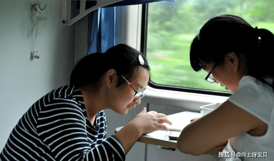 朝阳下的青春奋斗，19岁女孩的烤牌人生引发热议