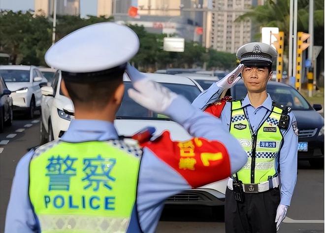 交警街头执法与公众互动，交警街头比武引司机关注